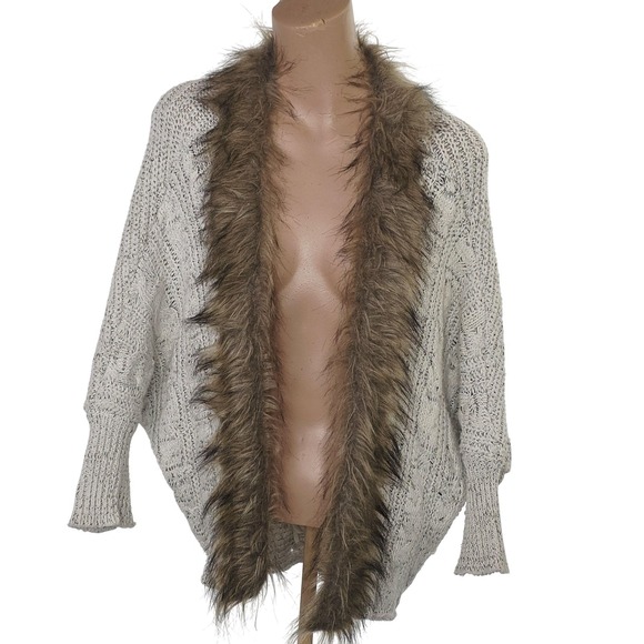 On Blue Cardigan Sweater Womens Medium Beige Open Front Faux Fur Trim Cable Knit - Picture 2 of 7